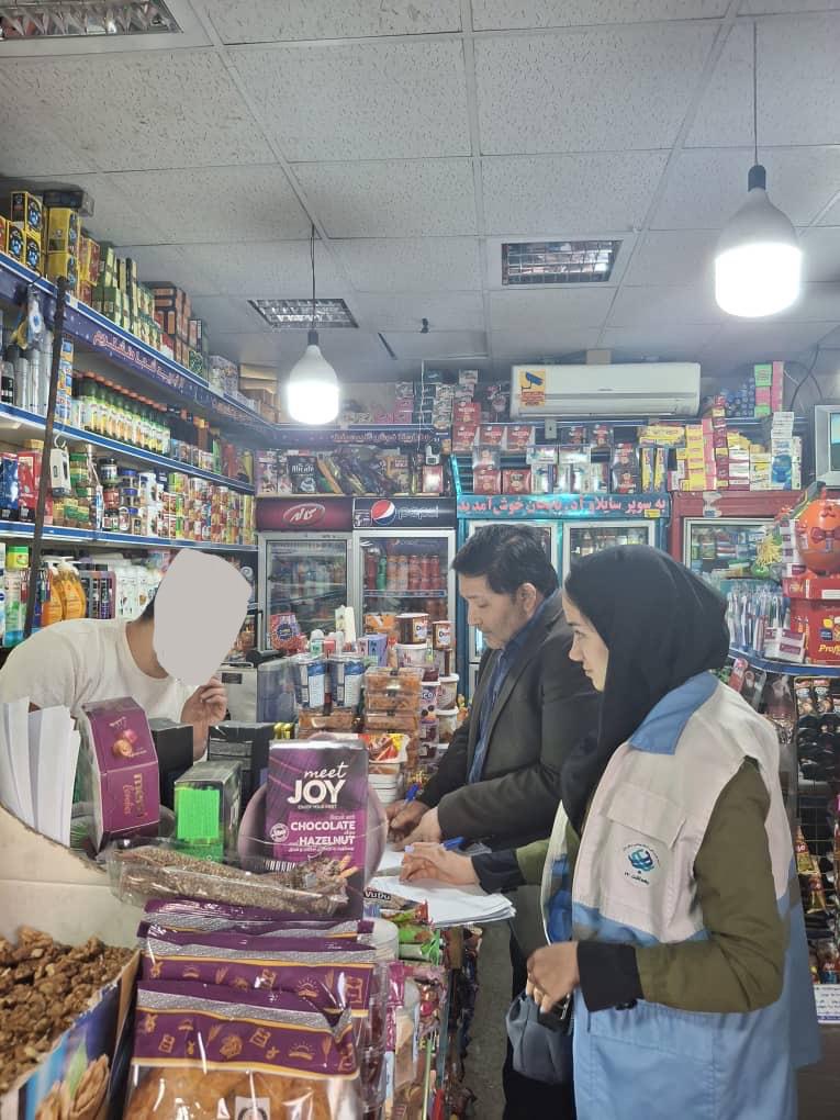 برگذاری گشت مشترک کارشناسان بهداشت محیط مرکز بهداشت شمال غرب یک در معیت کارشناس محترم غذا و دارو و تشدید نظارت بر عرضه کالای قاچاق